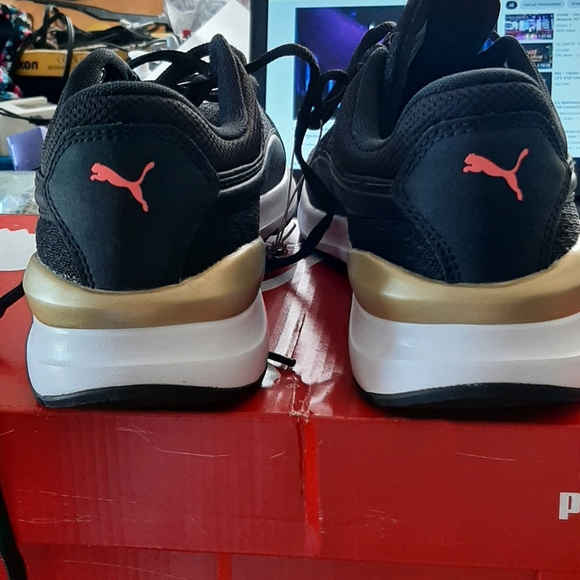 Ladies Puma Sneakers - Picture 3 of 10